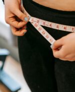 woman measuring belly