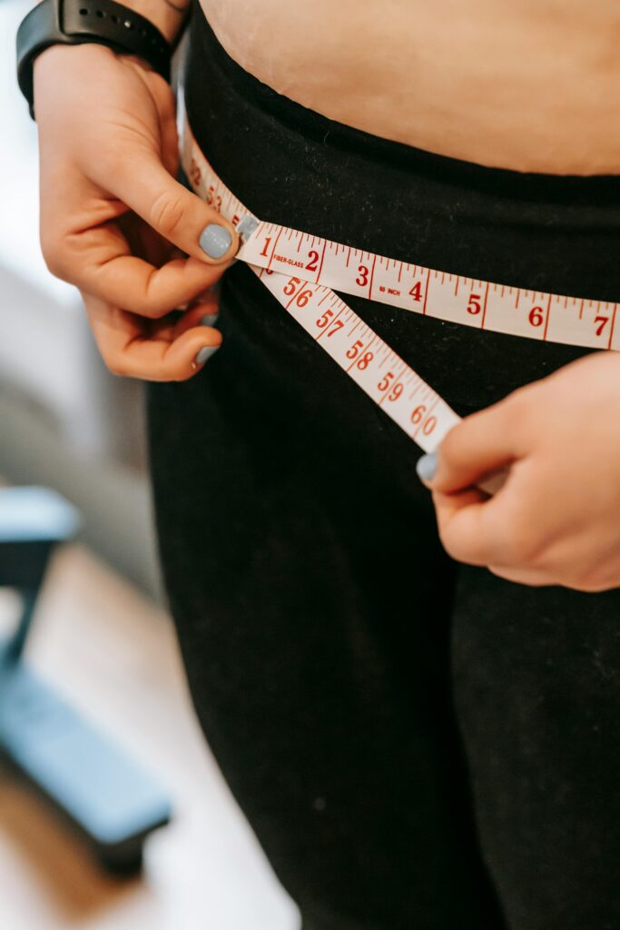 woman measuring belly