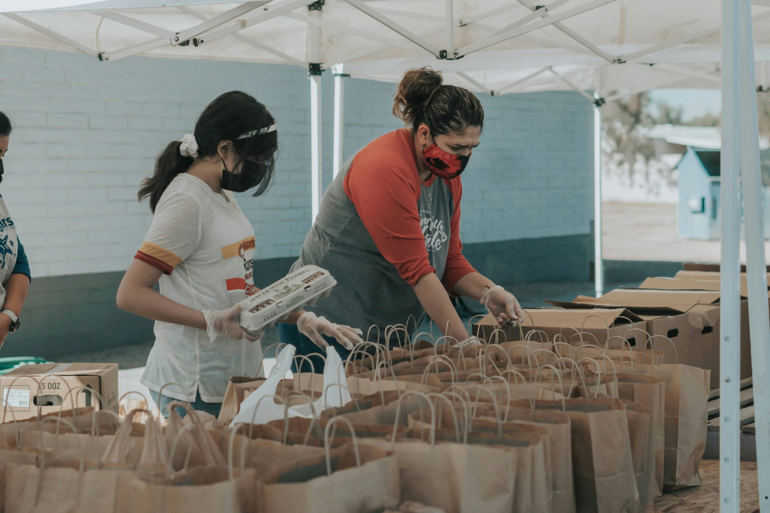 women volunteering