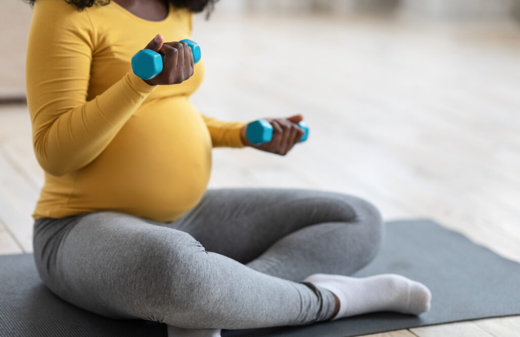 pregnant woman lifting weights